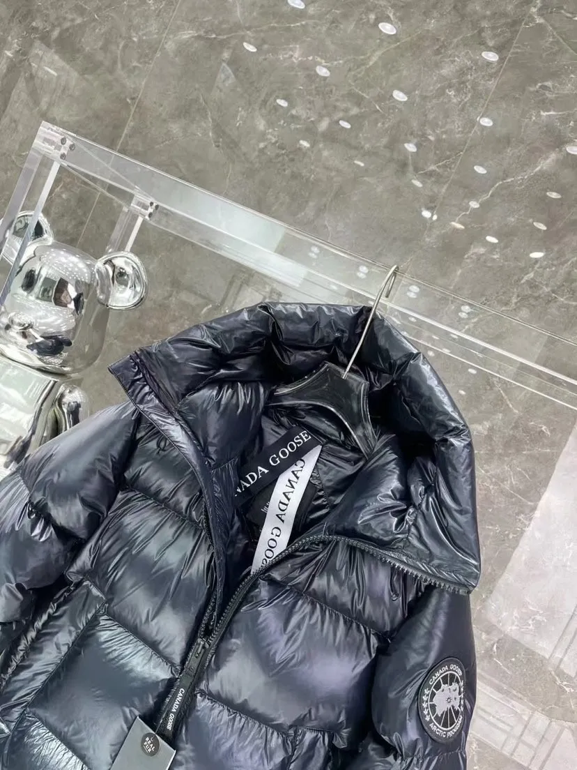 P780 Canada Goose/Canada Goose 2022 limited new Crofton puff down jacket top version (exclusive to the entire network)‼ ️ ‼ ️Top version, ceiling level‼ ️ Crofton soft bread, the latest style in 2022, with cold protection effect up to level 4, made of recycled Feather-Light tear-resistant fabric, ultra-light, and no weight on the upper body at all! The unique black label highlights your temperament‼ ️ Canada Goose, a Canadian brand, has always been recognized as the warmest down jacket. Various Instagram celebrities, Internet celebrities, and celebrities often wear it for street photos. I do Canada Goose every year, but I still can’t get rid of my love for the geese. No matter how cold the weather is, there is no need to be afraid, because there are geese! Filled with 90% white duck down, Canada Goose is the legendary warmest down jacket and is known as a must-have for Arctic outdoor sports! The most popular down jacket in the world, celebrities are rushing to buy it, it is a must-have!   Same style for men and women Size: S~XXL Ready in stock